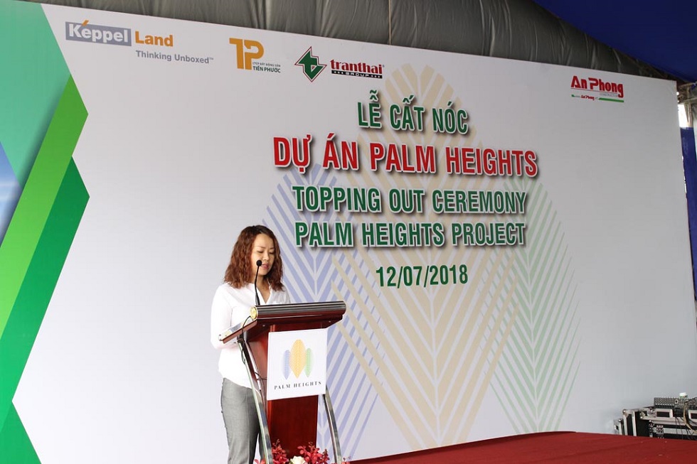 Bà Bùi Thị Phương Hiền – TGĐ Công Ty TNHH Nam Rạch Chiếc phát biểu tại lễ cất nóc dự án Palm Heights