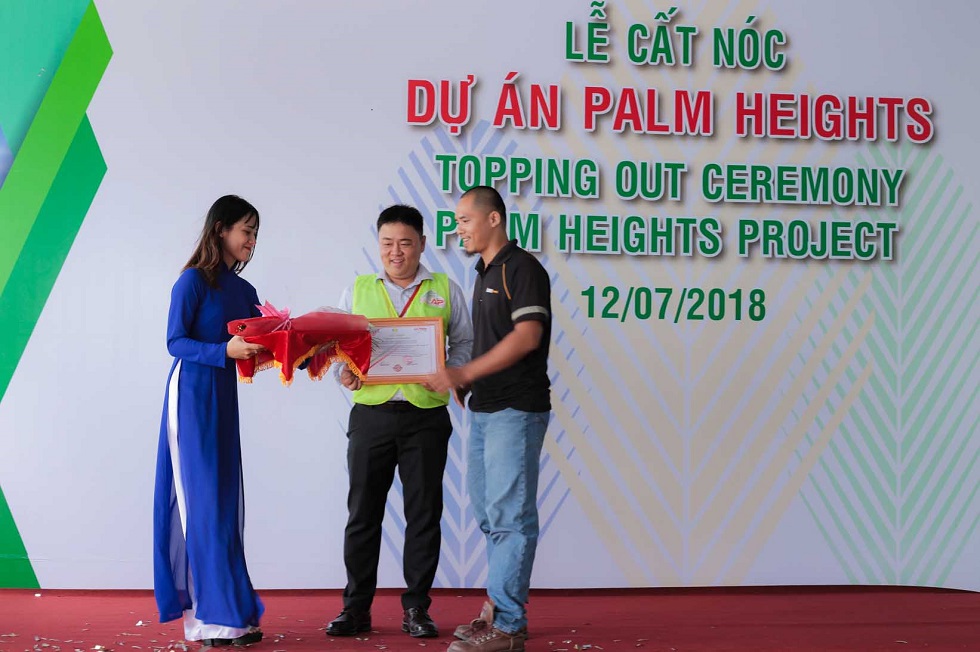 Đại diện Bộ phận ATLĐ của Keppel Land trao chứng nhận 1 triệu giờ lao động An toàn cho Bộ phận Quản lý dự án Palm Heights